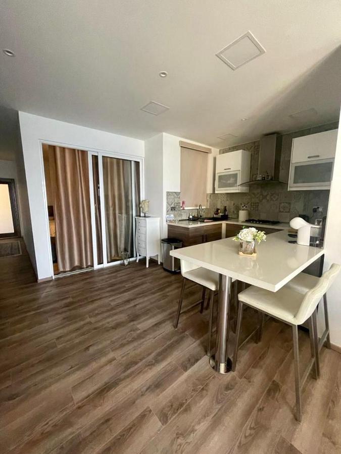 Front High End Apartment, Direct Sea Views. Apartament *