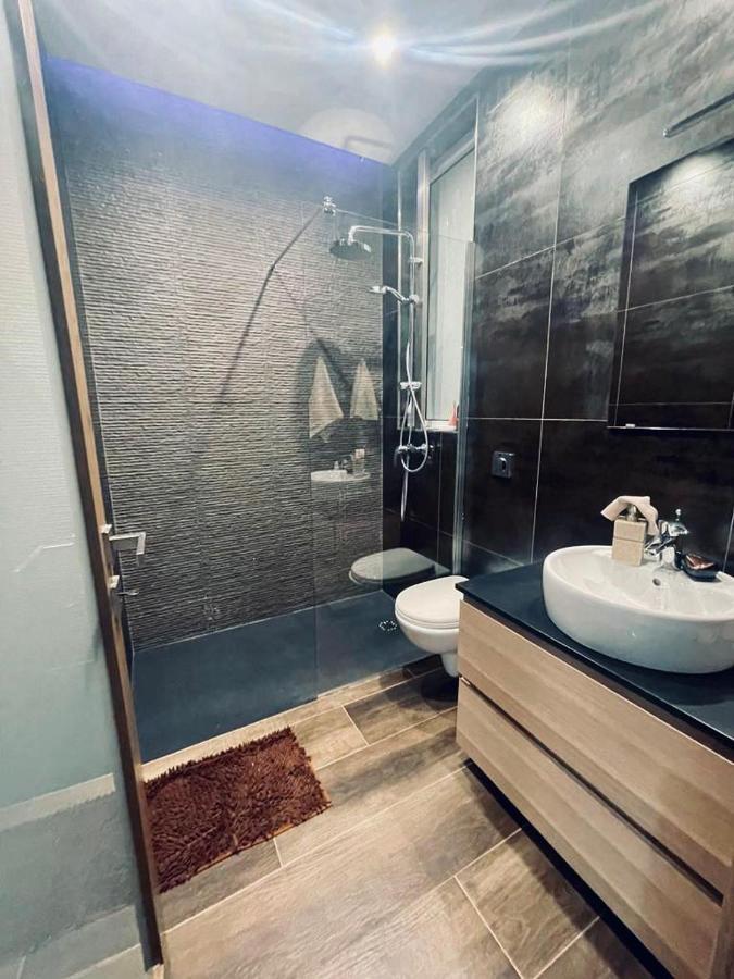 Front High End Apartment, Direct Sea Views.