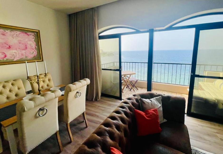 Front High End Apartment, Direct Sea Views. Apartament