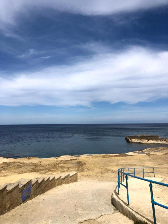 Front High End Apartment, Direct Sea Views.